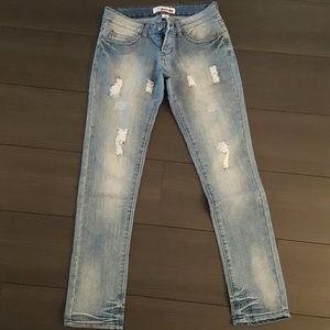 ⬇️Distressed jeans